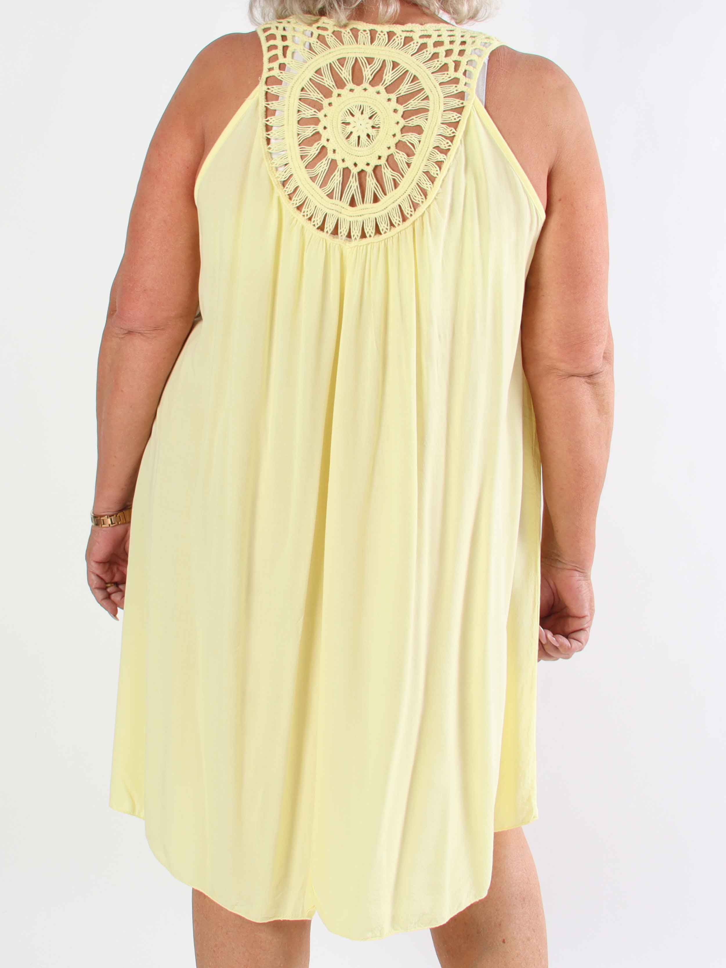 Medea - Simpel plus size sommarklänning i viskos med broderad rygg